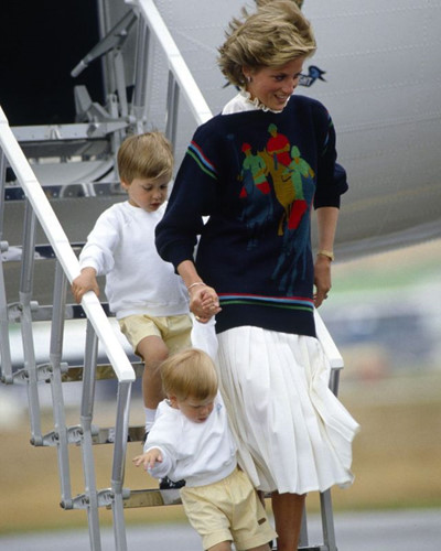 凱特三娃首次走紅毯,喬治緊張夏洛特像超模,遺傳戴安娜美人基因 凱特三娃首次走紅毯,喬治緊張夏洛特像超模,遺傳戴安娜美人基因