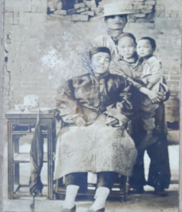 一張特殊的全家福：照相時英雄已經犧牲，妻子用肩膀頂住他的身體