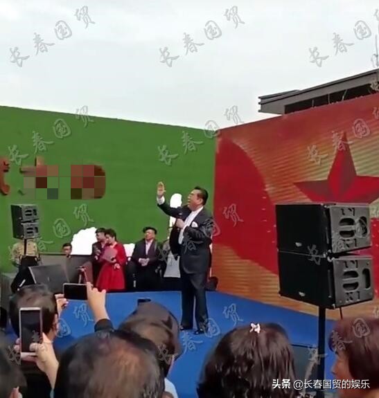 82歲著名歌唱家李雙江現身商演，舞臺簡陋寒酸仍賣力撈金