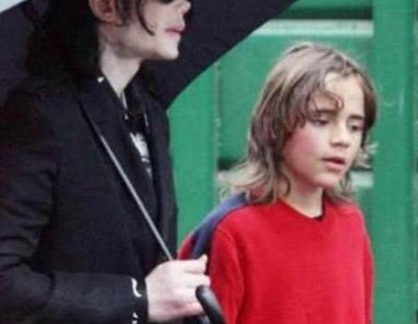 邁克爾傑克遜去世11年後:大兒子遺傳白癜風,女兒患抑鬱症 邁克爾傑克遜去世11年後:大兒子遺傳白癜風,女兒患抑鬱症