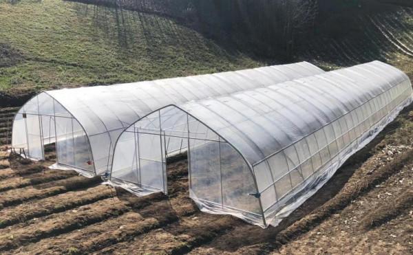 一種家庭種菜大棚，設計、安裝簡單，造價極低，適合各種蔬菜種植