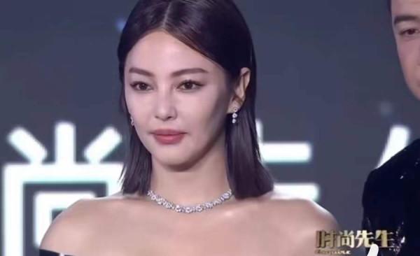 張雨綺撞臉辛芷蕾，臉型與自拍判若兩人，獲年度美麗女人稱號