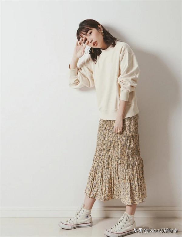 衛衣下面一定不要穿褲子，看看“衛衣+千褶裙”這樣搭配是有多美