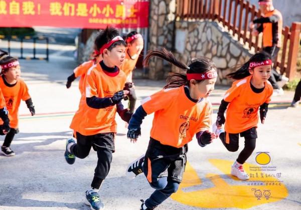 幼兒園運動會設定了叢林奔跑和勇士障礙賽等專案 幼兒園運動會設定了叢林奔跑和勇士障礙賽等專案