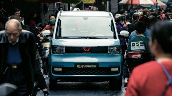 3萬的電動車：朋克對五菱，年輕人該選空間還是品牌？