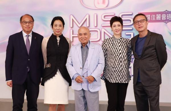 朱玲玲真不愧是“闊太”，一身黑+白搭配真高階，哪像大嬸的年紀