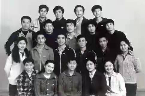 “趙政委”何政軍：一生只愛一人，娶初戀當老婆，結婚29年無緋聞