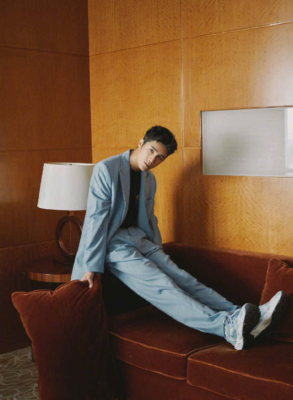 姜潮中秋節曬女兒，脖子拉傷不忘親吻小公主，自曝每天要親一百次