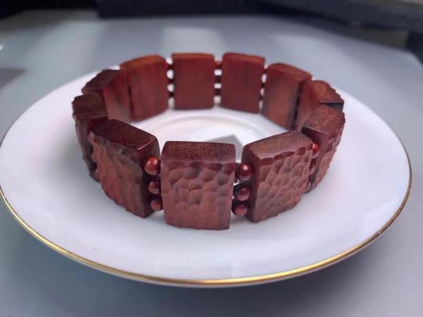 木牌，以刀削以錘紋，這手串怎麼如此漂亮