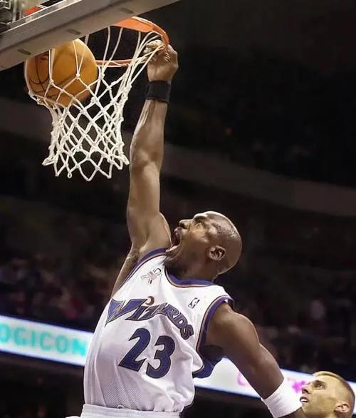 被喬丹推上舞臺,最終悻悻離場!“水貨狀元”誇梅-布朗去哪了? 被喬丹推上舞臺,最終悻悻離場!“水貨狀元”誇梅-布朗去哪了?