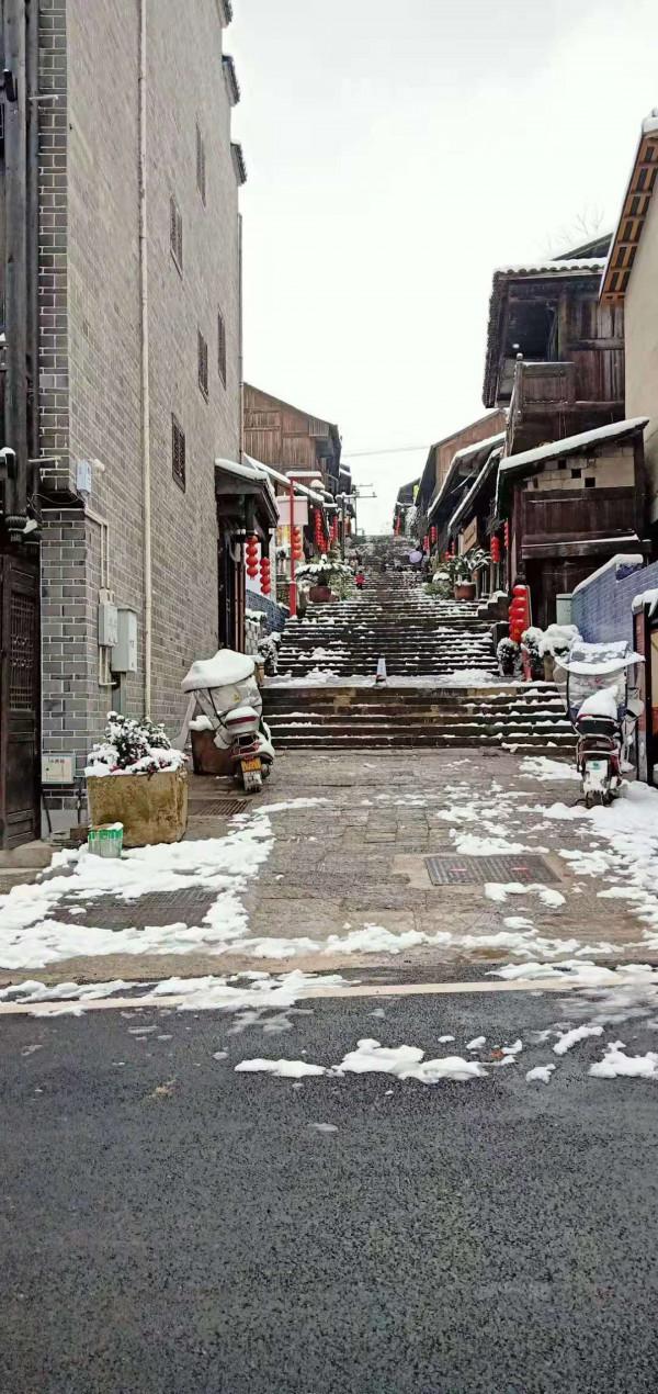 七律 洪安雪鄉情