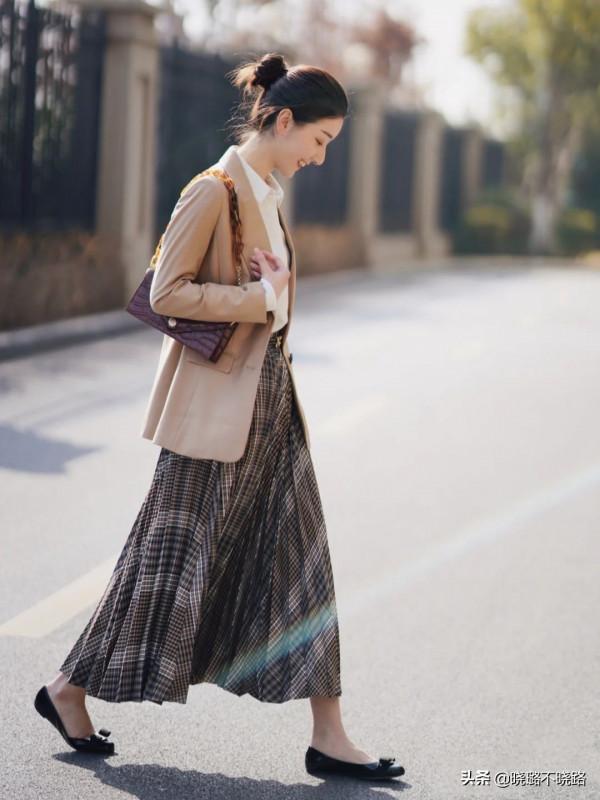 入秋後“馬丁靴”就過時了！今年這雙“低跟鞋”正流行，時髦顯高