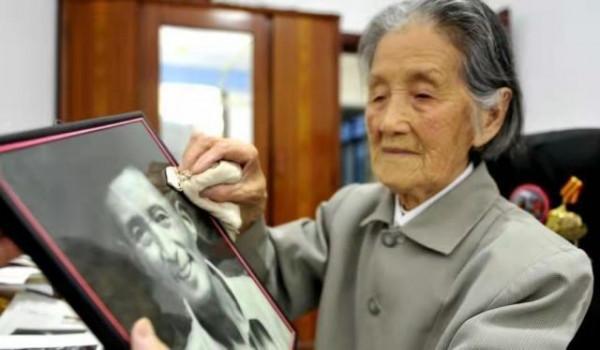 99歲抗戰女兵離家70年，終圓夢迴故鄉，在孫中山照片前敬了個軍禮