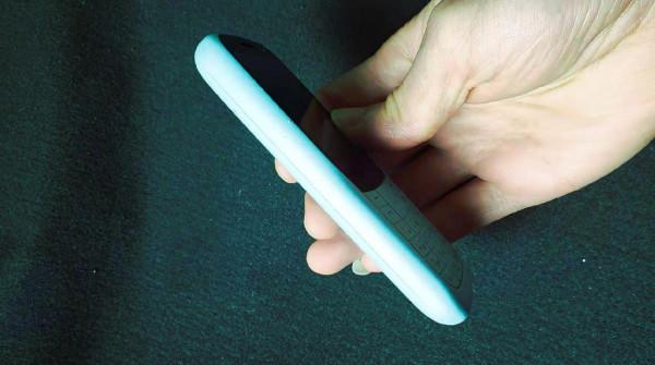 外形像掃碼槍的手機，體驗諾基亞220復刻版，幾大升級後依然耐用