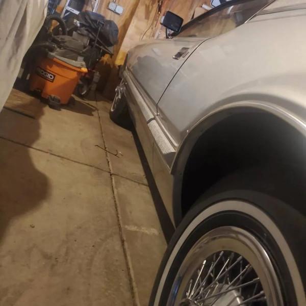 買了新車，不開就是玩！1976 年福特雷鳥僅行駛3&comma;200英里