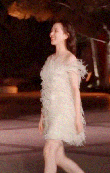 劉詩詩稱之為天神下凡，行走教科書