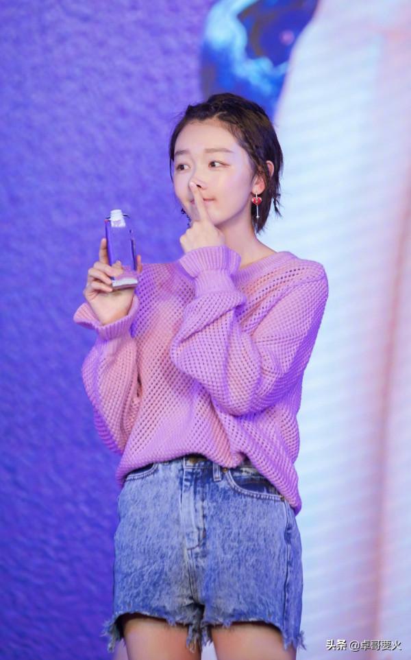 周冬雨終於不再是小孩身,搭配一襲拼接抹胸禮裙封神,氣場感十足 周冬雨終於不再是小孩身,搭配一襲拼接抹胸禮裙封神,氣場感十足