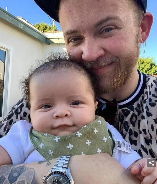 美國一男子透過手術成功懷孕,順利生下一個男嬰 美國一男子透過手術成功懷孕,順利生下一個男嬰