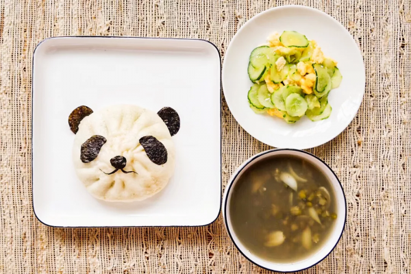 營養早餐食譜：甘涼清潤的綠豆百合粥，搭配黃瓜炒雞蛋