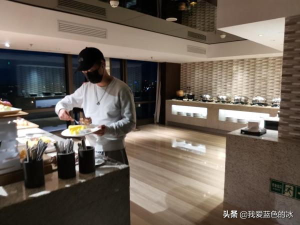 在北京入住的一家酒店的行政酒廊裡，欣賞故宮景色的晚餐