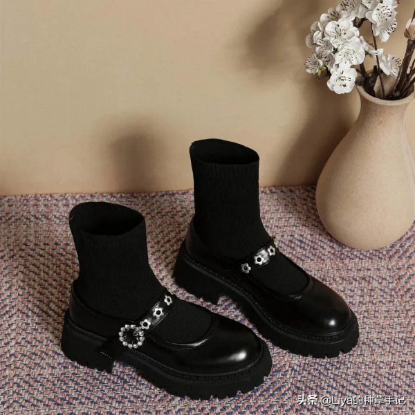 “瘦瘦靴”火了!比馬丁靴好穿,比平底靴流行 “瘦瘦靴”火了!比馬丁靴好穿,比平底靴流行