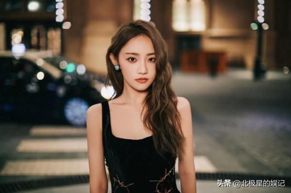 吳佳怡一身金邊腰線黑裙勾勒姣好腰線，氣質優雅