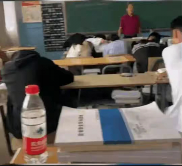 職高生上課睡倒一片，網友：被分流出去的學生真不值得同情