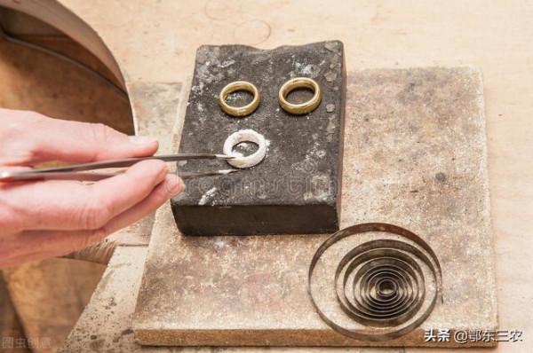 農村來的手藝人，打個戒指10元錢項鍊20元，為什麼加工費這麼少？