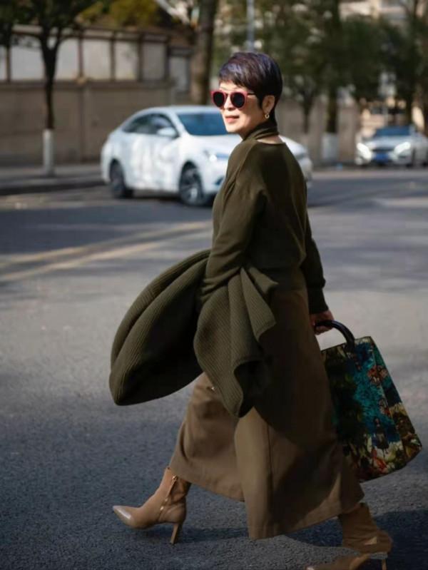 女人過了60歲，冬季會打扮不顯老，掌握這四點時尚優雅又顯氣質