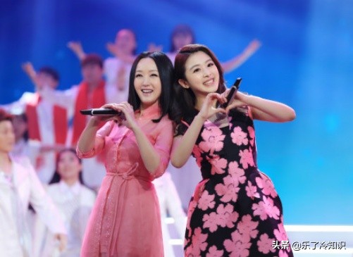 50歲楊鈺瑩32歲張含韻,同框似姐妹,放飛自我素顏逛街 50歲楊鈺瑩32歲張含韻,同框似姐妹,放飛自我素顏逛街