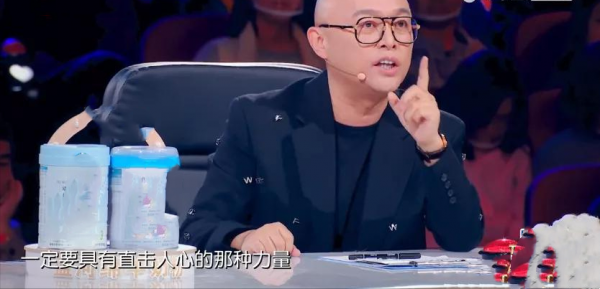 農村大叔用“破爛”表演,評委驚豔:鄧紫棋落淚,謝霆鋒登臺點贊 農村大叔用“破爛”表演,評委驚豔:鄧紫棋落淚,謝霆鋒登臺點贊