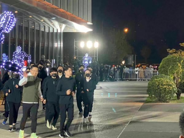 熱搜啦 王一博夜跑