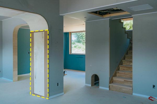 收納不靠打櫃子，門洞埡口各掏一個壁龕，開啟是藏書閣、是零食櫃