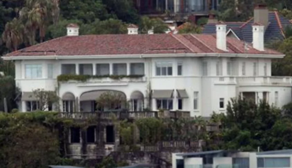 晴格格為嫁入豪門，跪下給婆婆洗腳，她到底經歷了什麼？