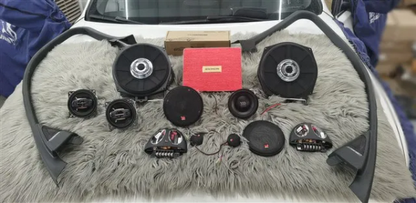 寶馬3系音響改裝優特聲402兩分頻+藍寶低音,釋放豪車專屬靚聲 寶馬3系音響改裝優特聲402兩分頻+藍寶低音,釋放豪車專屬靚聲