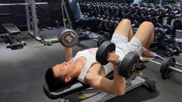 一分鐘教你,啞鈴臥推標準動作 一分鐘教你,啞鈴臥推標準動作