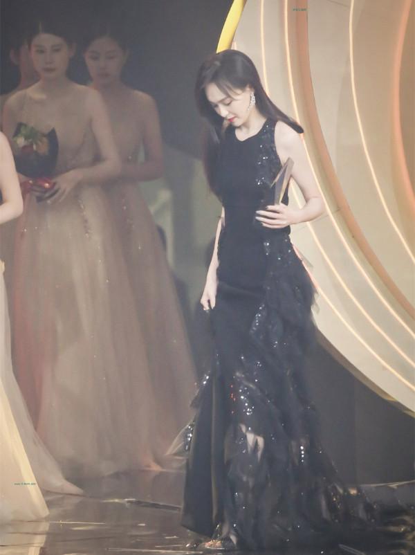 修圖師審美又跑偏?唐嫣出席活動狀態好,精修卻被P成芭比娃娃 修圖師審美又跑偏?唐嫣出席活動狀態好,精修卻被P成芭比娃娃