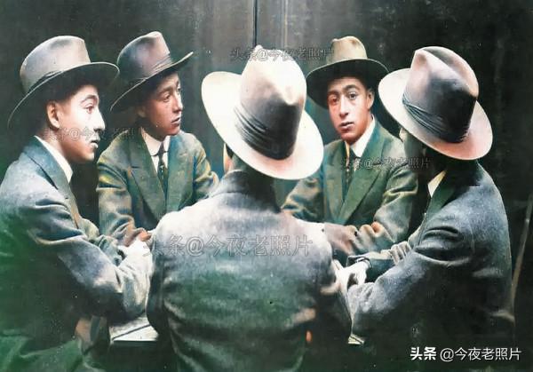 罕見照：小販給丘吉爾點雪茄，德軍與女友換裝，百年前的日本浴場