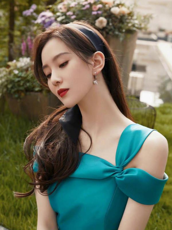 34歲的劉詩詩，下頜線好絕