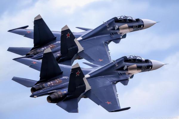 美軍兩架轟炸機兩架加油機抵近俄邊境,俄軍戰機緊急升空攔截 美軍兩架轟炸機兩架加油機抵近俄邊境,俄軍戰機緊急升空攔截