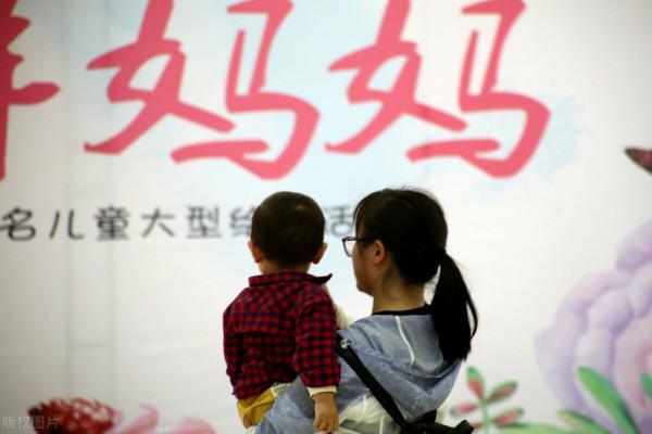 女乞丐撿到棄嬰，誰知天天施捨她的是親生母親，背後原因是什麼？