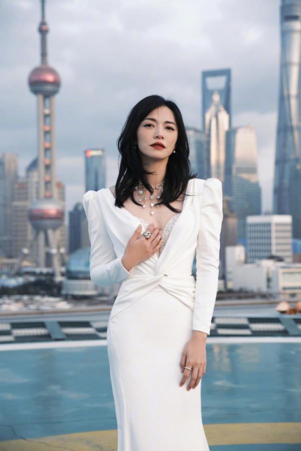 42歲姚晨罕見不秀身材！穿白裙優雅又端莊，氣質出眾真惹人羨慕