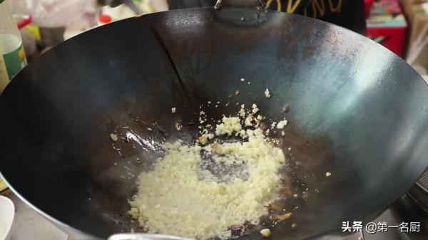 中秋來一道蒜蓉粉絲蒸扇貝，做法簡單又營養，端上桌家人搶著吃