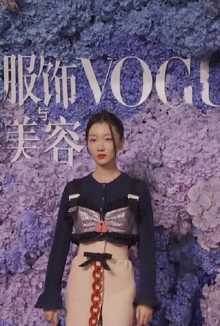 本以為紅毯上楊冪、宋茜夠美了，結果41歲的湯唯一出來，才知差距