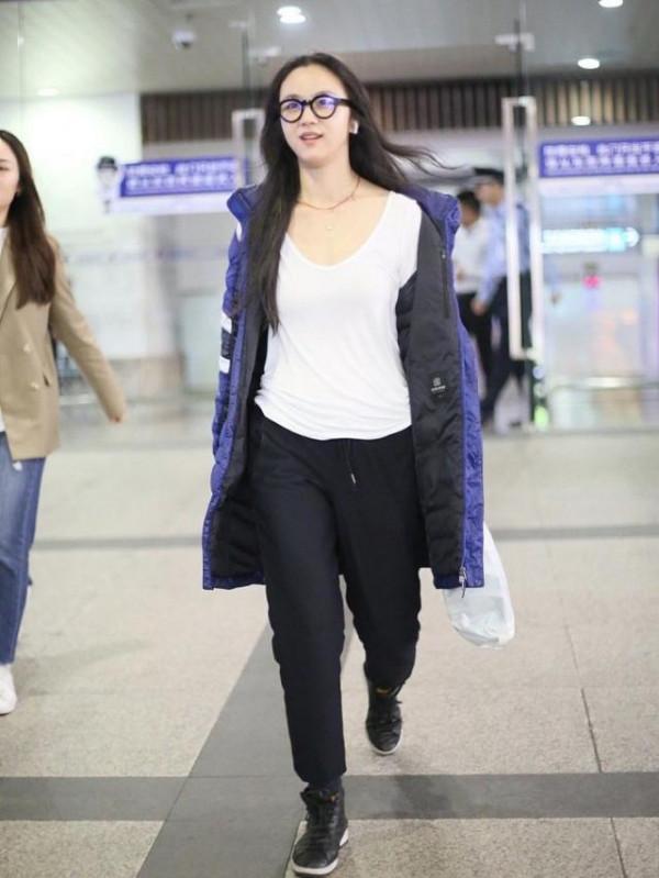 湯唯這是胖了多少？那麼肥的運動褲都撐滿了，筷子腿變“柱子腿”