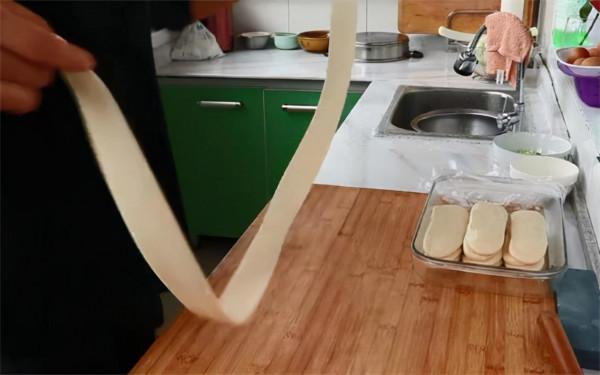 教你在家做正宗的陝西油潑面，口感勁道爽滑又好吃，做法超簡單