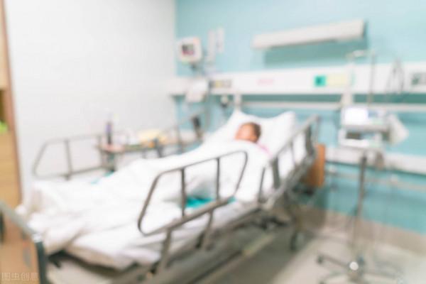 年輕小夥喝奶茶後住進ICU2月花費百多萬，家人賣了深圳一房子治療