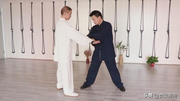太極雙手正面纏絲——雲手防身技擊法魅力呈現，跟著師傅來練練吧