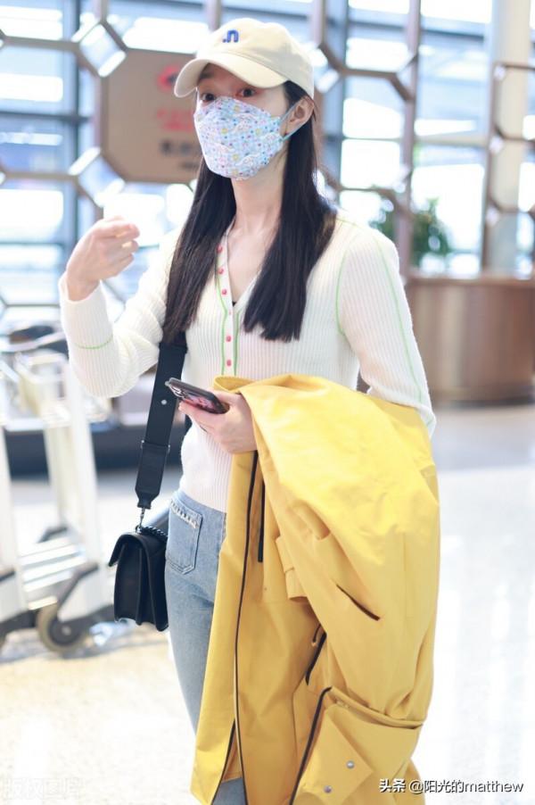 宋軼穿針織上衣配牛仔褲清新時尚,戴棒球帽挎黑色包包秀美迷人 宋軼穿針織上衣配牛仔褲清新時尚,戴棒球帽挎黑色包包秀美迷人