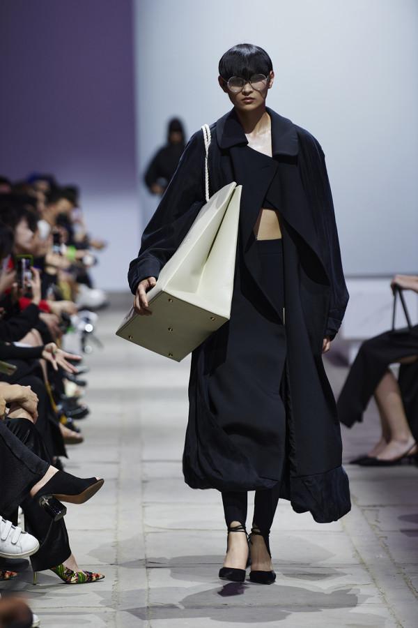 在光影輪轉間，思考獨處丨上海時裝週